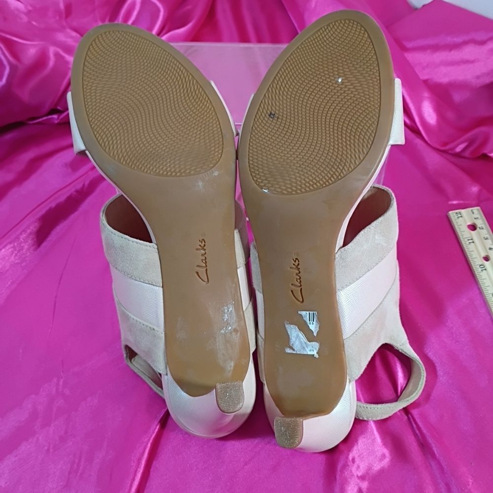Clarks Women's SZ 12M LAURETI JOY Cream Suede Heeled Sandals Shoes. - Picture 8 of 9